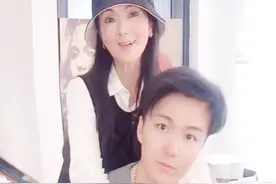 “三毛”演员晒25年对比照，61岁的妈妈，成了众人的焦点图片