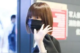 毛晓彤机场变“萝莉”！穿泡泡袖上衣剪“妹妹头”，包也要拎小只图片