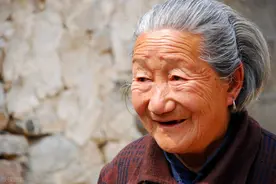 故事：奶奶的寡居生活图片