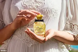 Dolce&Gabbana新一季春夏香水大片，Deva Casel尽显女神范图片