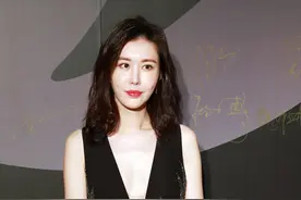 39岁田朴珺好会穿，黑色丝绒礼服华丽优雅，“巴掌腰”够迷人图片
