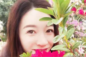 44岁李小冉美到发光，穿“孕妇装”好优雅，留长发加白皮人比花娇图片