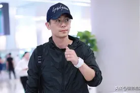男演员朱亚文现身机场，穿冲锋衣配搭工装裤，戴棒球帽帅气有型图片