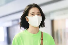张雪迎穿绿色短袖搭配五分牛仔短裤，发型精炼清爽有型图片