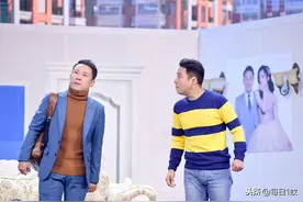 小品《背靠背拥抱》郭阳郭亮化身杠精，金句爆笑不断，笑翻全场图片