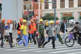 跟30岁农民工相亲，吃饭时他老踢我脚，吃完饭我决定嫁给他图片