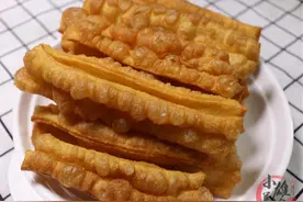 想吃油条不用买，配方和做法告诉你，不加泡打粉，蓬松酥脆又柔软图片
