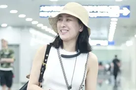 马苏太自信了，穿无袖上衣配印花阔腿裤走机场，素颜居然一样时髦图片
