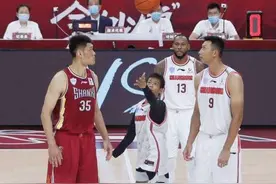 独臂篮球少年张家城站上CBA赛场，为易建联葛昭宝跳球图片