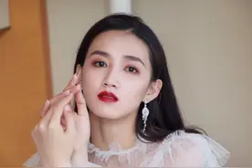 身材修长，擅长吊绳飞人表演，被称为“空中舞蹈家”图片