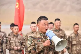 上尉升少校！连长一年破格提拔为营教导员图片