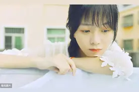 故事：他无意中看见女友走进宾馆，拨通电话，女友：正出差呢，晚上回去图片