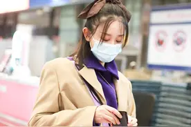 海陆穿搭精致现身机场，卡其色西装牛仔裤，头扎蝴蝶结很可爱图片