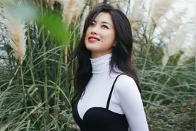 朱珠的身材一般人比不了，吊带裙配高领打底衫，时尚气质太有韵味图片