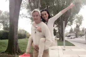 张庭夫妇国外度假撒狗粮，穿白色长袖T配小脚裤，淡妆减龄20岁图片