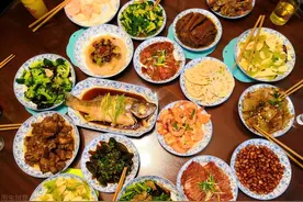 做18人年夜饭，却不配上桌吃饭：一次年夜饭，看清婆家人的嘴脸图片