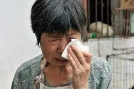 他用3套房子换“木雕”, 被岳母骂后去鉴宝，专家：没心脏病吧？图片