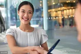 用放大镜看人生，则是一场悲剧；用望远镜看人生，人生是一场喜剧图片