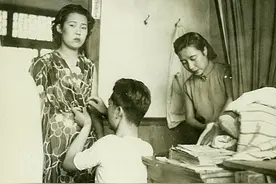 1941年老照片：八十年前北京城内的服装加工厂图片