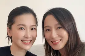 41岁周丽淇杨怡晒养眼合照，同年同月同日生，同时怀孕同改名图片