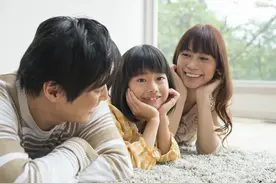 从小常看父母“秀恩爱"的孩子，长大会是什么样子？你可能意想不到图片