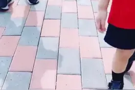 陈晓陈妍希送儿子上学，小星星走出大哥步伐，穿校服肉乎乎太可爱图片