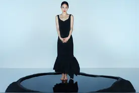 42岁周韵唯美写真韵味独特，身穿简约黑色长裙，尽显东方女性优雅图片