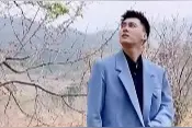 李易峰拍摄花絮曝光，模仿阿姨拍照经典造型，在线喊话给一条丝巾图片