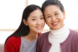 肥水不流外人田，75岁单身老人:请女儿当保姆，谈钱伤感情吗？图片