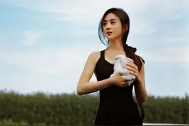 赵丽颖最新写真超性感，穿黑色露背装优雅迷人，怀抱小兔子似仙子图片