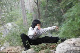 13岁少年隐居河南嵩山与世隔绝学武功，3年没上学父母咋想的图片