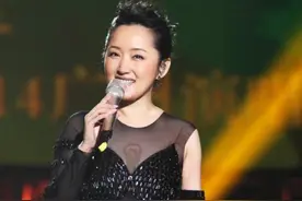 49岁杨钰莹不安分，穿黑色透视裙配渔网袜，挤出腿上肥肉好尴尬图片