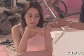 迪丽热巴在拍摄广告 她是最亮眼的焦点图片