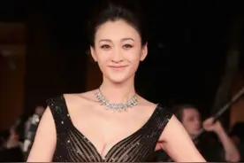 谢娜闺蜜李小冉身材真绝，一袭深v蕾丝裙苗条挺拔，尽显女人韵味图片
