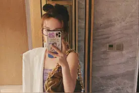 吴昕吊带配足球袜，嫩的不像37岁：女人的高级从抛弃女人味开始图片