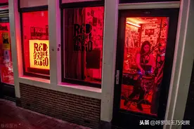 荷兰红灯区新冠疫情下复工，红灯区立马生意火爆图片
