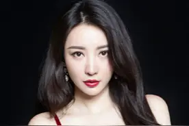 柳岩穿红色吊带裙，衬托白皙的肤色与好身材，黑发披肩性感优雅图片