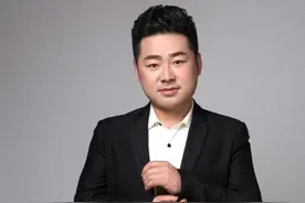 李静演唱《一双隐形的翅膀》MV震撼发布作词:田占林作曲：刘小刚图片