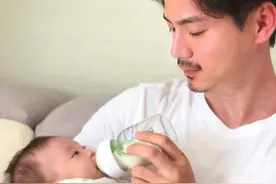 奶爸罗仲谦享受给女儿喂奶换尿片，父女对视超有爱，连杨怡都吃醋图片