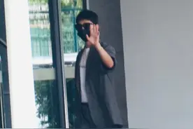 杨洋现身上海虹桥机场VIP口出发 友好冲远处等候的粉丝挥手道别图片