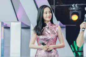 王智惊喜现身青春芒果节 穿一剪梅旗袍跳《无价之姐》图片