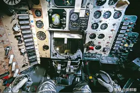 如何驾驶古董宇宙飞船？看着仪表板上的地球仪，旋钮调整方向图片