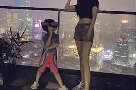 小海绵随黄晓明穿增高拖鞋，长得快3岁到妈妈肚脐，合照Baby像170图片