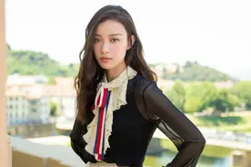 倪妮并不是“传统美人”，但穿雪纺衬衫配阔腿裤，超有欧洲贵族范图片