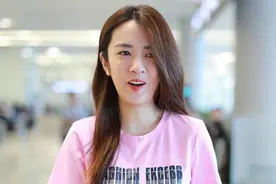 王晓晨没绯闻一样很红，穿粉色T恤配牛仔裙，气场大穿拖鞋也时髦图片