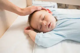 宝宝睡眠是长身体的需要，但是睡多了也不好，三种情况需要叫醒图片