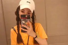 吴昕扮嫩成功！穿橙色T恤搭配黑色短裤，清新少女风时髦又甜美图片