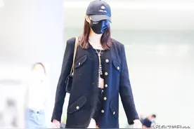 23岁关晓彤比空姐还苗条，穿西装过膝靴秀电线腿，女生酸到不行图片