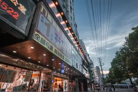 “我真想不到，我的小孩会在这里出生。”准爸妈滞留荆州：本是落脚歇息，没想到却在这生了孩子，坐了月子图片