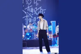 王俊凯卡其色衬衣+黑色背带裤+贝雷帽阳光少年图片